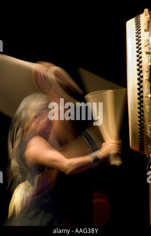 Taiko maître batteur Kenny effectue sur l'Endo etalon St Marys Academy Auditorium Portland Oregon Banque D'Images