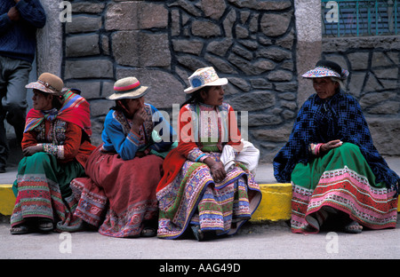 Les femmes quechua en costume tribal distinctif assis dans la plaza fiesta regarder Chivay Colca Pérou célébrations Banque D'Images