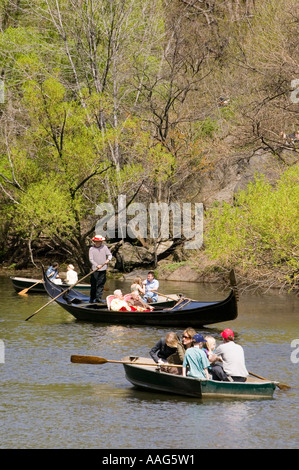 Un vénitien godola glisse sur le lac de Central Park à New York à Pâques 2006 journée ensoleillée Banque D'Images