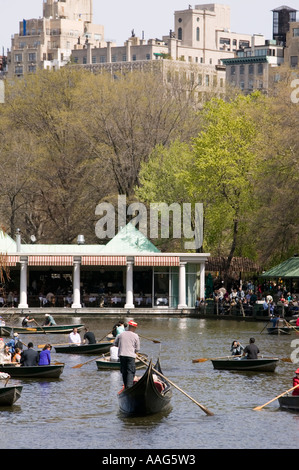 Un vénitien godola glisse sur le lac de Central Park à New York à Pâques 2006 journée ensoleillée Banque D'Images