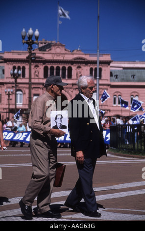 Pères marchaient pour réclamer justice pour les parents qui ont disparu de la sale guerre, la Plaza de Mayo, Buenos Aires, Argentine. Banque D'Images