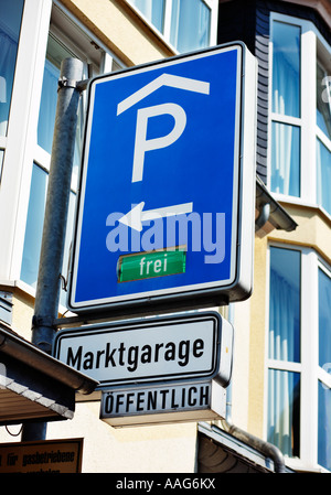 Parking sign Allemagne Europe montrant espaces disponibles Banque D'Images