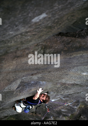 Un grimpeur sur Stanage Edge, dans le parc national de Peak District, Derbyshire, près de Sheffield, Yorkshire du Nord, Angleterre Banque D'Images