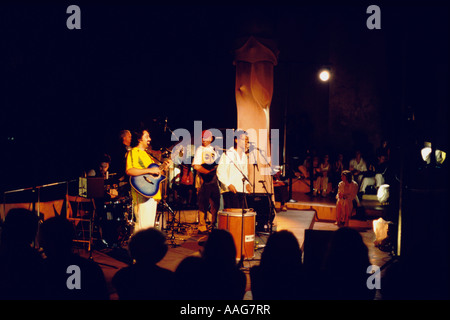 Les concerts d'été sur le toit de la Casa Mila à Barcelone La Pedrera de Gaudi une catalogne espagne