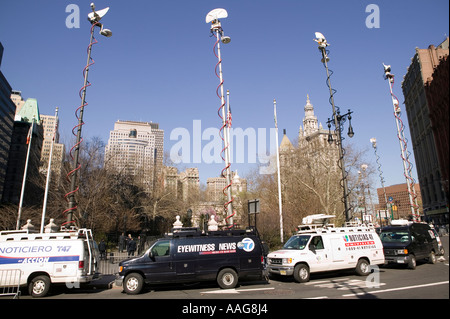 Tv station cars avec des antennes sur les bras étendus dans la ville de New York USA Avril 2006 Banque D'Images