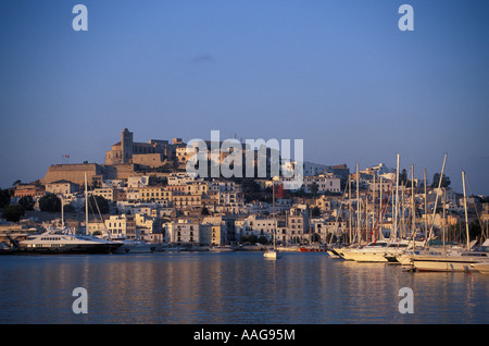 Vue sur port de la vieille ville de Dalt Vila château ville Ibiza Ibiza Iles Baléares Espagne Banque D'Images