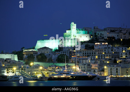 Vue sur port à château de nuit de la vieille ville de Dalt Vila ville Ibiza Ibiza Iles Baléares Espagne Banque D'Images