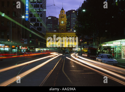 Elizabeth Street et de Flinders St Station dans Rush Hour Melbourne Australie Victoria Banque D'Images