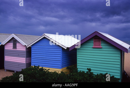 Cabines de plage sur un jour de tempête à Brighton Beach Melbourne Australie Victoria Banque D'Images