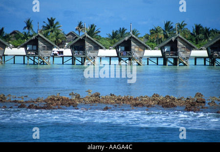 Bungalows sur pilotis au-dessus de l'eau bungalows Ari Beach Resort Dhidhdhoofinolhu sud de Ari atoll Alifu Maldives Banque D'Images