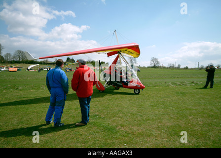 Les badauds regardent un Flexwing taxis à décoller de l'Aérodrome de Popham Banque D'Images