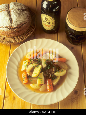 Le ragoût Irlandais avec Guinness et pain de soude la cuisine britannique traditionnelle Banque D'Images