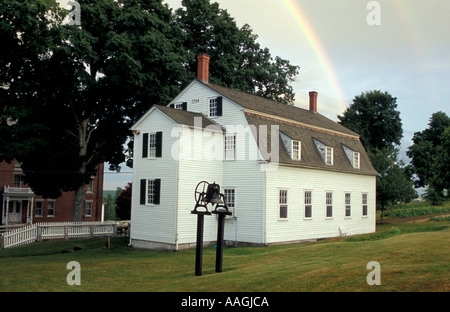 New Gloucester moi un arc-en-ciel s'élève de derrière l'Église au Lycée Saint-Louis Lake Shaker Village Banque D'Images