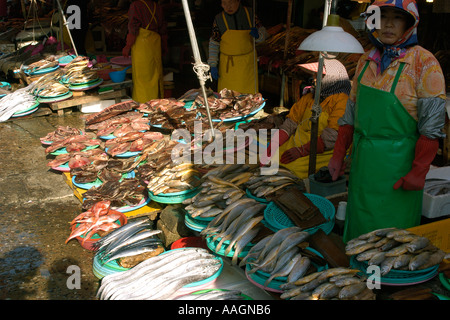 Poisson frais à vendre à Jagalshi marché de fruits de mer de la Corée du Sud Busan Banque D'Images