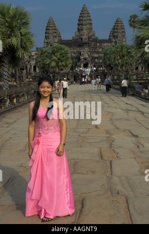 Cambodge La province de Siem Reap Temples d'Angkor archeological park young woman in pink dress posing in front of Angkor Wat Banque D'Images
