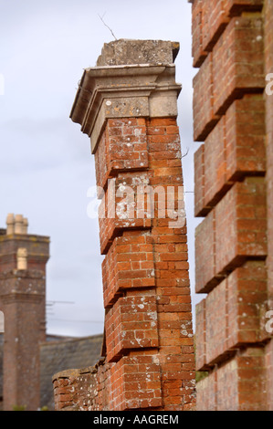 Un ancien pilier de la passerelle en brique rouge BESOIN DE RESTAURATION POUR CORRIGER son penchant à HALSWELL MAISON PRÈS DE BRIDGWATER SOMERSET Banque D'Images