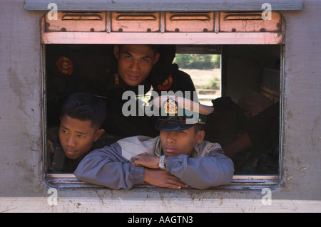 L'État Shan en Birmanie Myanmar voyage en train entre Thazi et Kalaw 3 soldats à la fenêtre Banque D'Images