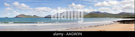 Dingle Kerry Irlande Ballyferriter plage de l'autre côté de Murreagh panoramique des montagnes de Brandon Banque D'Images