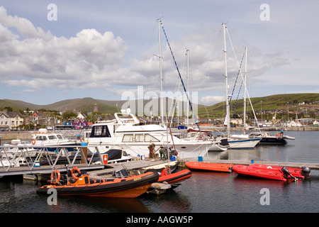 Irlande Le comté de Kerry le port de Dingle bateaux de plaisance dans le port de plaisance Banque D'Images