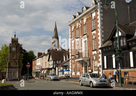 Château Hôtel et commerces St Peters Square Ruthin denbighshire Clwyd Ruthun ville du nord du Pays de Galles, la population urbaine personne spring summer day Banque D'Images