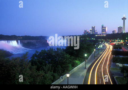 Canada Ontario Niagara Falls vue grand angle de l'American Falls Canadian Falls Niagara Niagara Parkway temps de l'exposition Banque D'Images