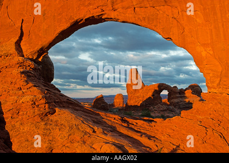 Arche naturelle au lever du soleil Banque D'Images