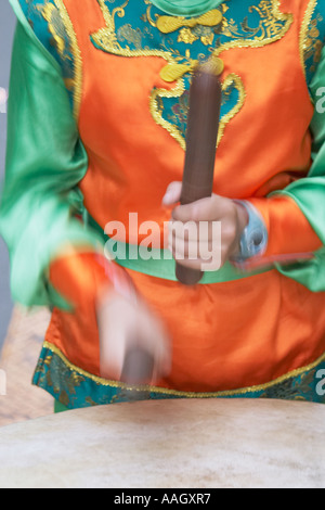 Close Up of boy playing Drum Festival à Matsu Banque D'Images