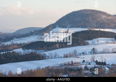 La vue sur les fermes du centre-ville de Peacham Vermont en hiver Banque D'Images