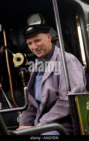 Conducteur de train dans sa cabine moteur avant de partir sur le chemin de fer à vapeur de Corwen - Llangollen North Wales Banque D'Images