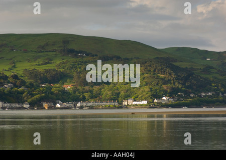 Aberdyfi (Aberdovey) vu de l'ensemble de la plage Ynyslas Dyfi estuaire ; collines du parc national de Snowdonia Gwynedd dans l'arrière-plan Banque D'Images