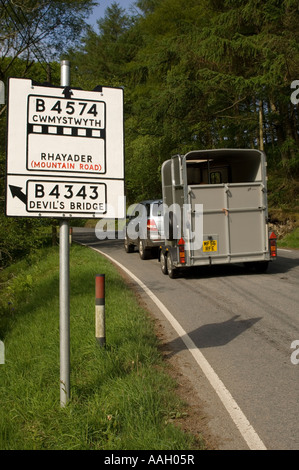 Noir et blanc à l'ancienne signalisation routière pour la B4574 route de montagne à Cwmystwyth et Rhayader et B4343 à Devil's Bridge, UK Banque D'Images