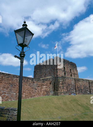 Norman en grès rouge et les murs de garder le château de Carlisle, Carlisle, Cumbria, England, UK. Banque D'Images