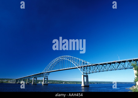 Pont en arc en acier sur la rivière Miramichi au Nouveau-Brunswick Canada un jour d'été Banque D'Images