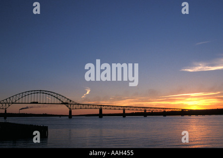 Pont en arc en acier au-dessus de la rivière Miramichi au Nouveau-Brunswick Canada Banque D'Images