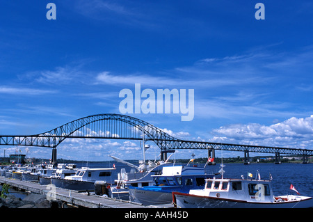 Pont en arc en acier sur la rivière Miramichi au Nouveau-Brunswick, Canada sur une journée d'été avec voile marina en premier plan Banque D'Images