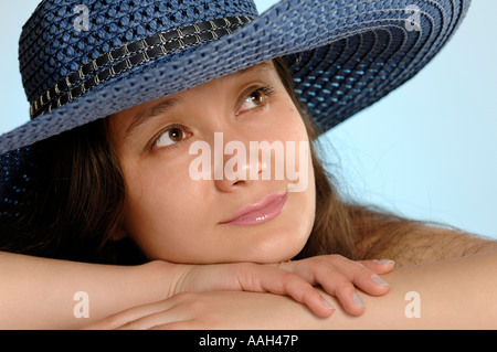 Jeune femme dans un chapeau bleu Banque D'Images