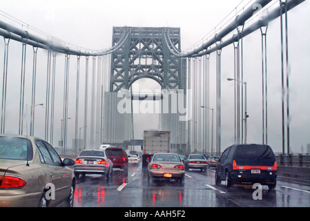Pare-chocs à pare-chocs de la circulation sur la chaussée du pont des pluies Banque D'Images