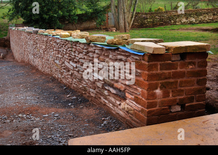 A moitié FINI MORTE traditionnel mur d'ARDOISE EN ATTENTE POUR FAIRE FACE DES PIERRES À HALSWELL MAISON PRÈS DE BRIDGWATER SOMERSET Banque D'Images