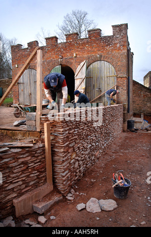 La construction d'un mur d'ARDOISE TRADITIONNELLE MORTE EN FACE D'UN BLOC STABLE CRÉNELÉ À HALSWELL MAISON PRÈS DE BRIDGWATER SOMERSET Banque D'Images