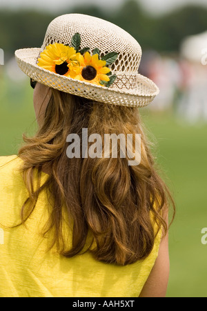 Jolie Jeune femme portant chapeau de paille, vue arrière Banque D'Images
