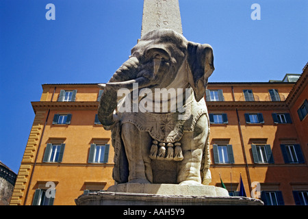 Il Pulcino Della Minerva - Éléphant transportant un Obélisque, Rome (Italie) Banque D'Images