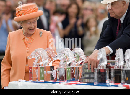 Sa Majesté la Reine Elizabeth II Présentation de prix aux lauréats de la coupe de la Reine au tournoi Guards Polo Club Windsor Park Banque D'Images