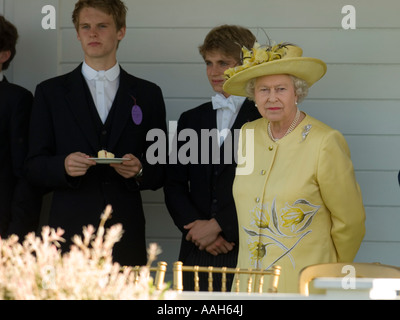 La Reine Elizabeth à l'Eton College les étudiants pour le tea party annuel au Guards Polo Club Windsor Park Banque D'Images