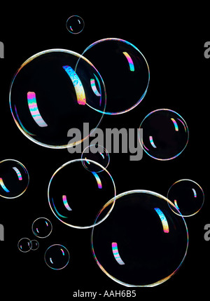 Bulles de savon flottant avec fond noir en Studio Banque D'Images