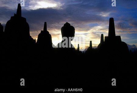 Statue de Bouddha et le Volcan, Temple de Borobudur en Indonésie Banque D'Images