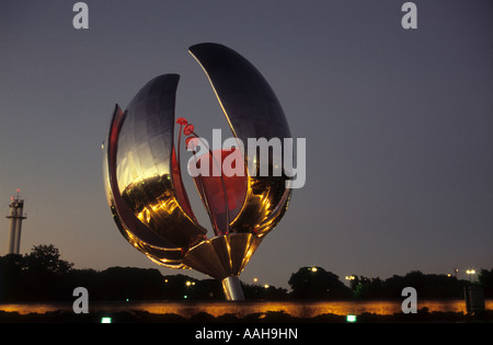 Floralis Generica sculpture de fleurs métalliques au crépuscule, Plaza de las Naciones Unidas, la Recoleta, Buenos Aires, Argentine Banque D'Images