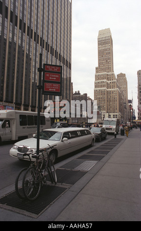 Formes contrastées des transports sur une rue de New York les vélos contre un arrêt de bus avec une limousine strech à l'arrière-plan Banque D'Images