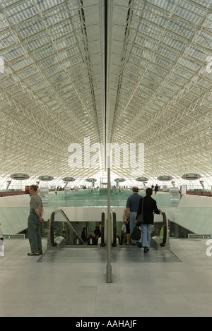 Terminal de départ à l'aéroport international Charles de Gaulle à Paris, France Banque D'Images