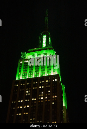 Vue de la nuit de l'Empire State Building à New York le Saint Patrick's Day Banque D'Images