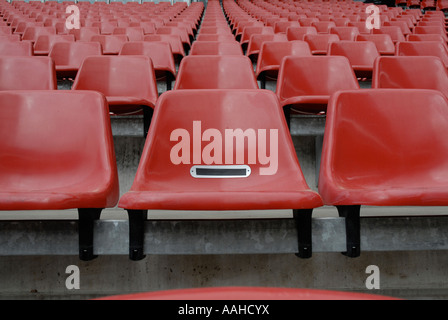 Sièges rouge vide à la RheinEnergie Stadion, Cologne, Allemagne - Domicile du FC Cologne. Banque D'Images